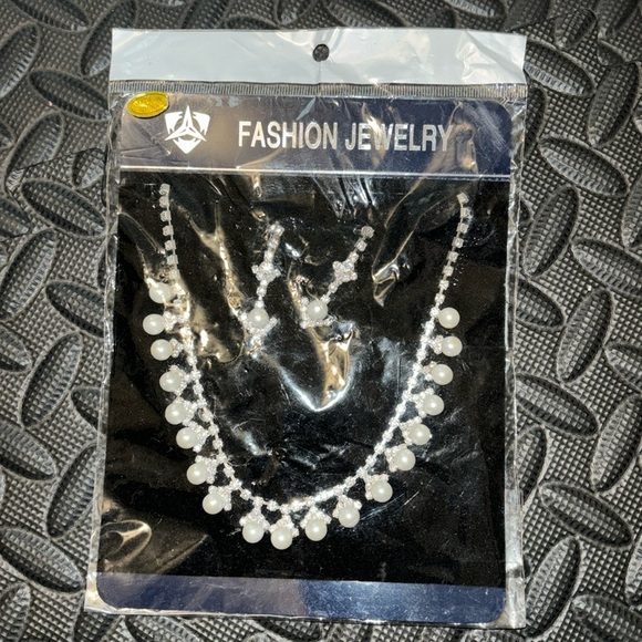 Fashion jewelry diamond and pearl earrings and necklace adjustable chain - Picture 5 of 5